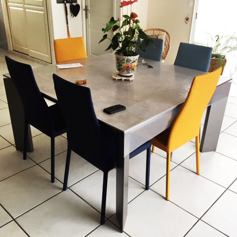 table céramique et chaise couleur