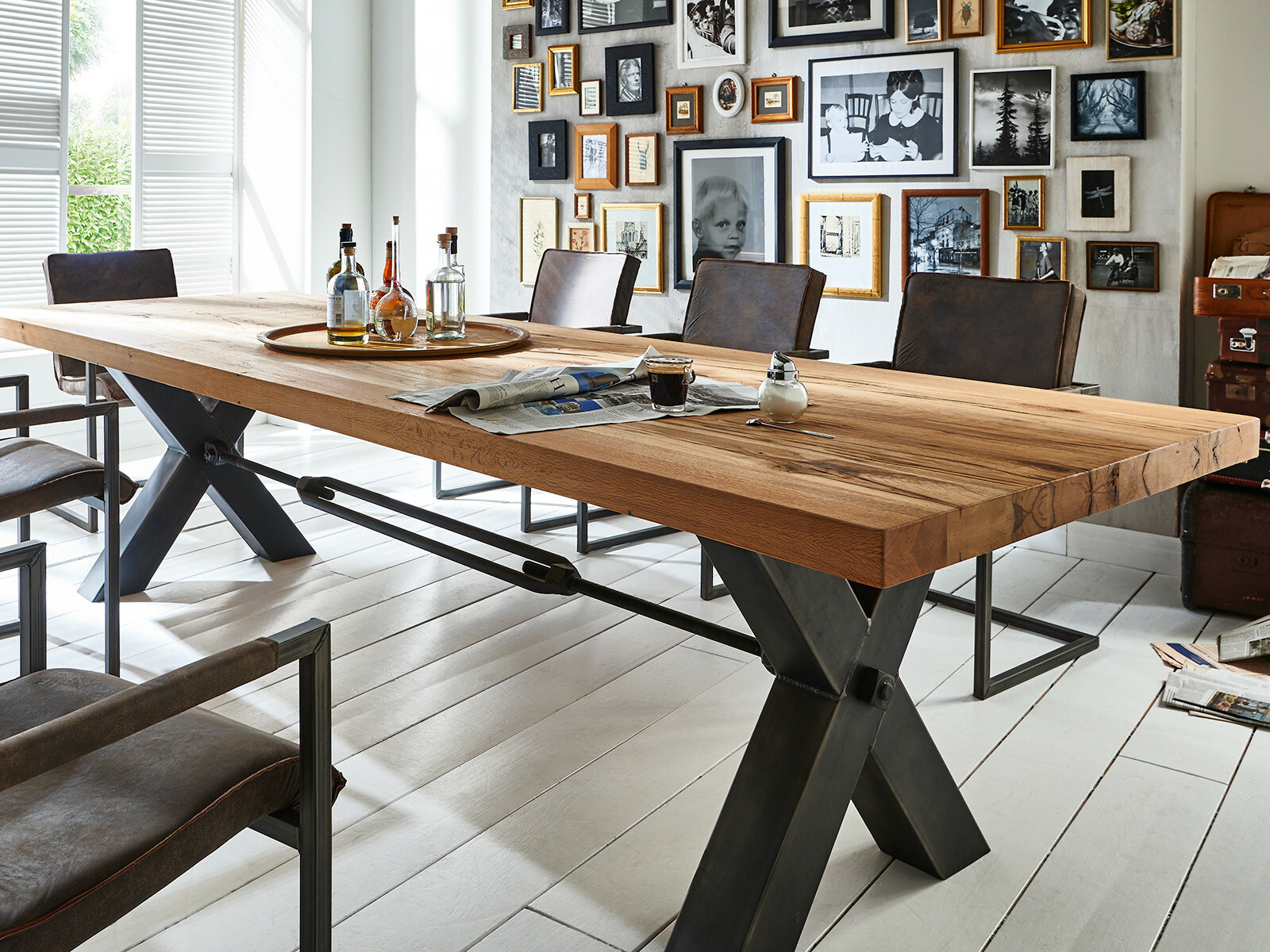 table pieds industriel en metal avec plateau massif en chêne, chaise pied metal et cuir