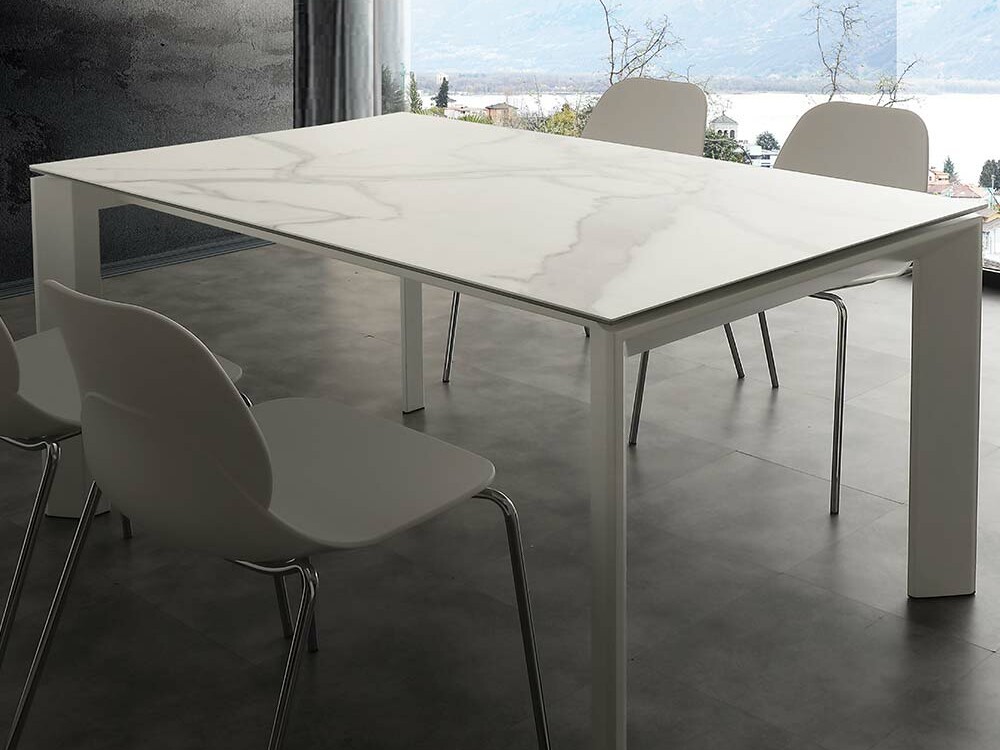 table plateau céramique blanc, piétement blanc, rectangulaire, chaise plastique gris moyen