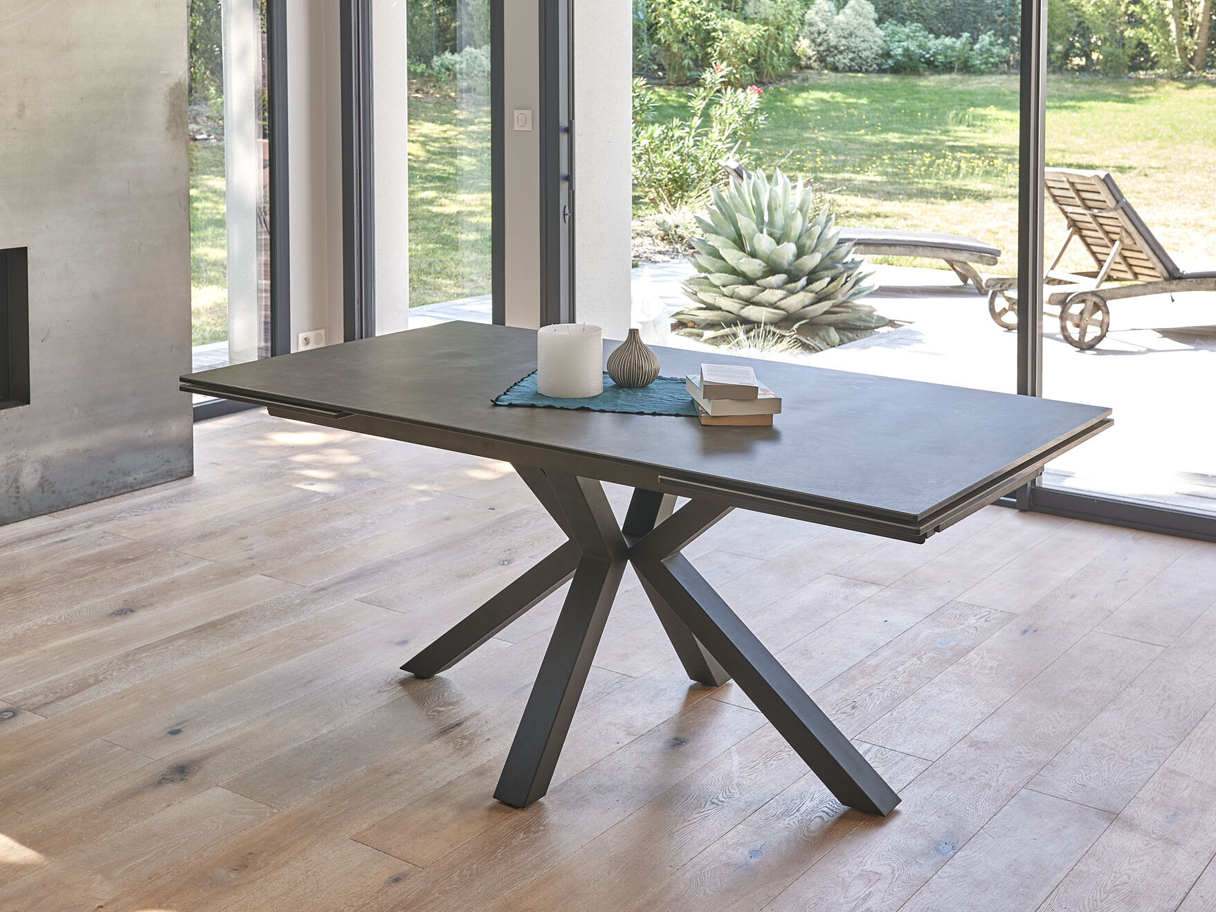 table céramique sur parquet chêne devant cheminée et baie vitrée