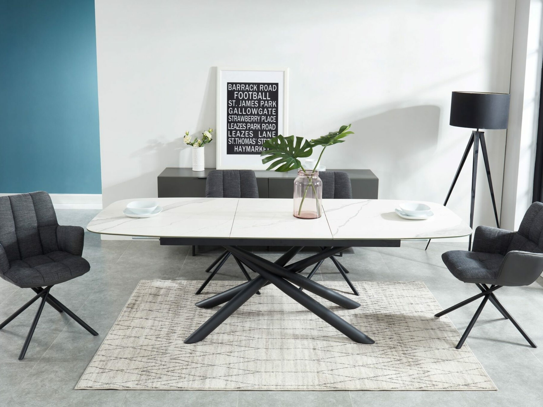 table forme tonneau céramique blanche, pied noir, chaise grise anthracite