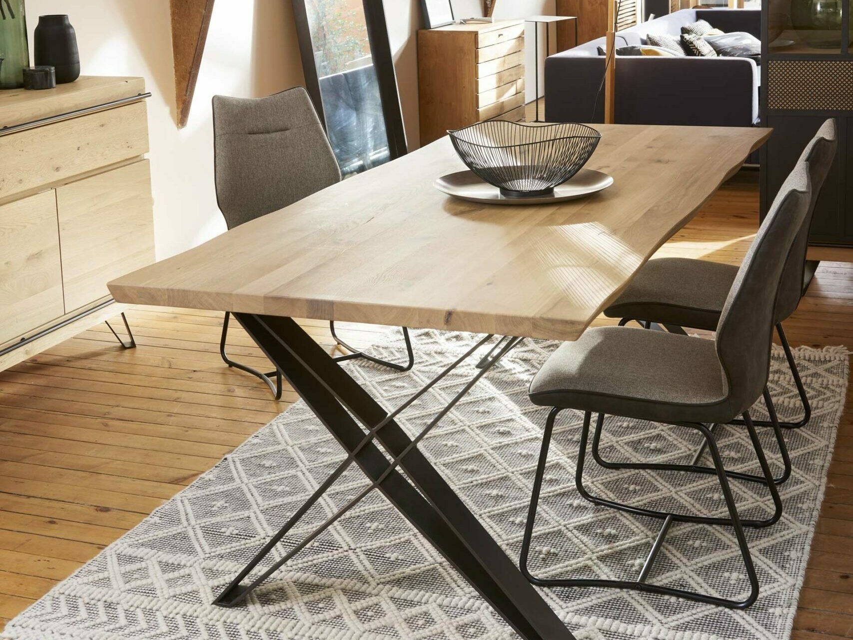 table en ambiance plateau bois massif chêne et piétement metal