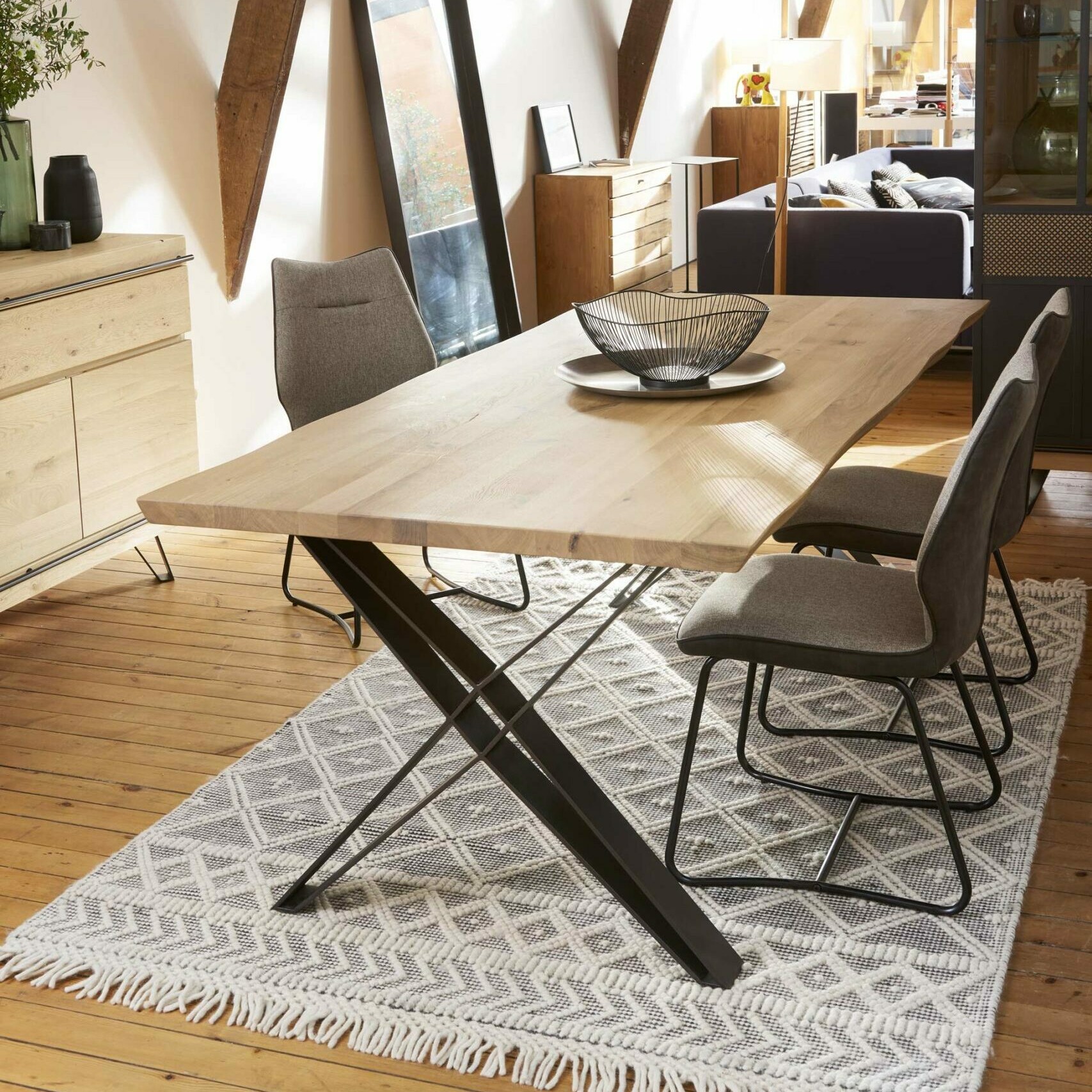 table en ambiance plateau bois massif chêne et piétement metal