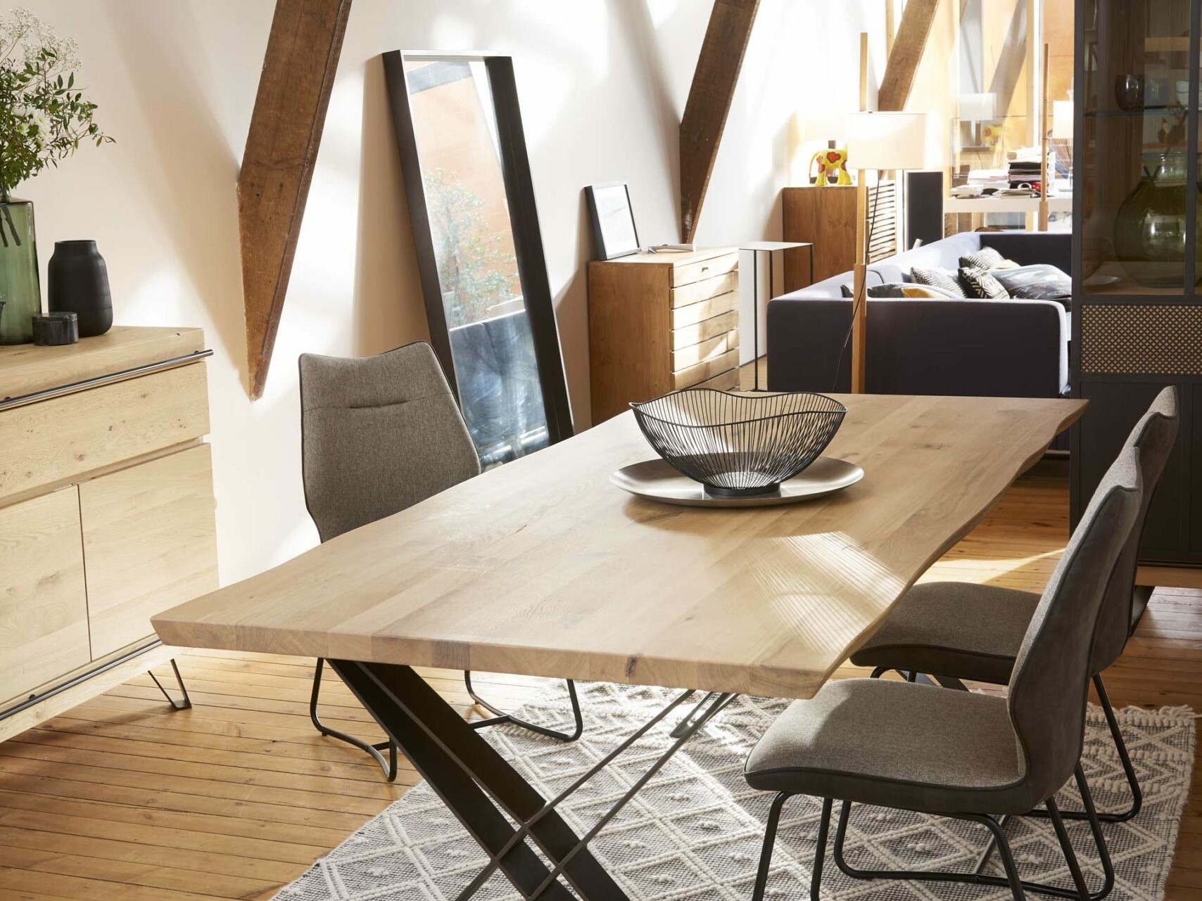table en ambiance plateau bois massif chêne et piétement metal