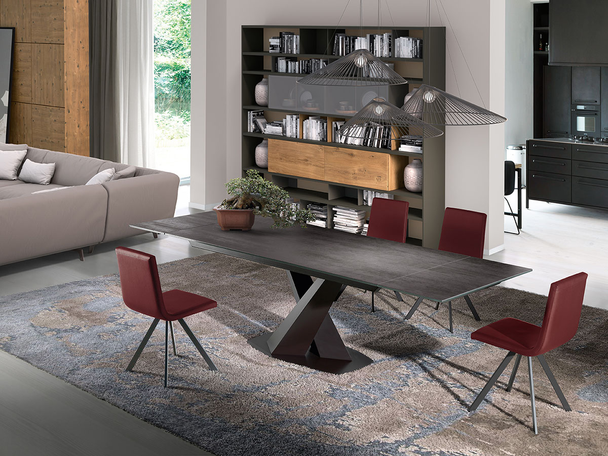 table céramique pied central avec allonge en bout, chaise coloris cognac