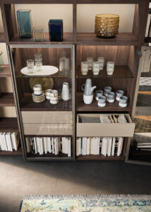 vitrine en verre avec tiroir derrière 