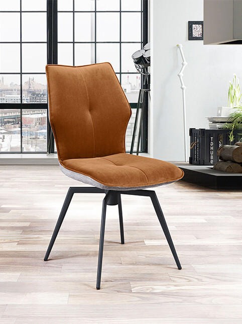 chaise sur parquet clair avec pied metal et assise marron