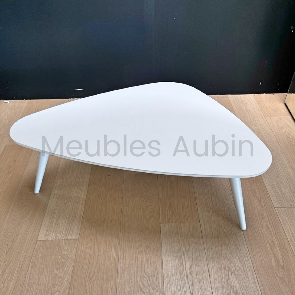 table basse blanche sur parquet bois