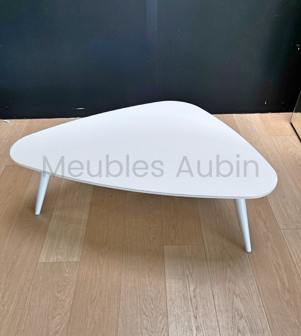 table basse blanche sur parquet bois