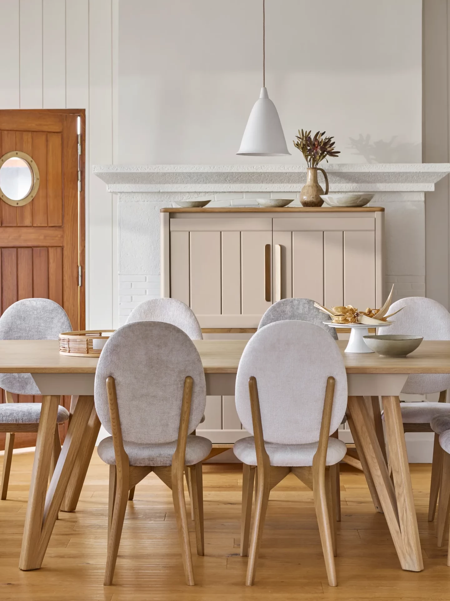 table en bois sur parquet bois