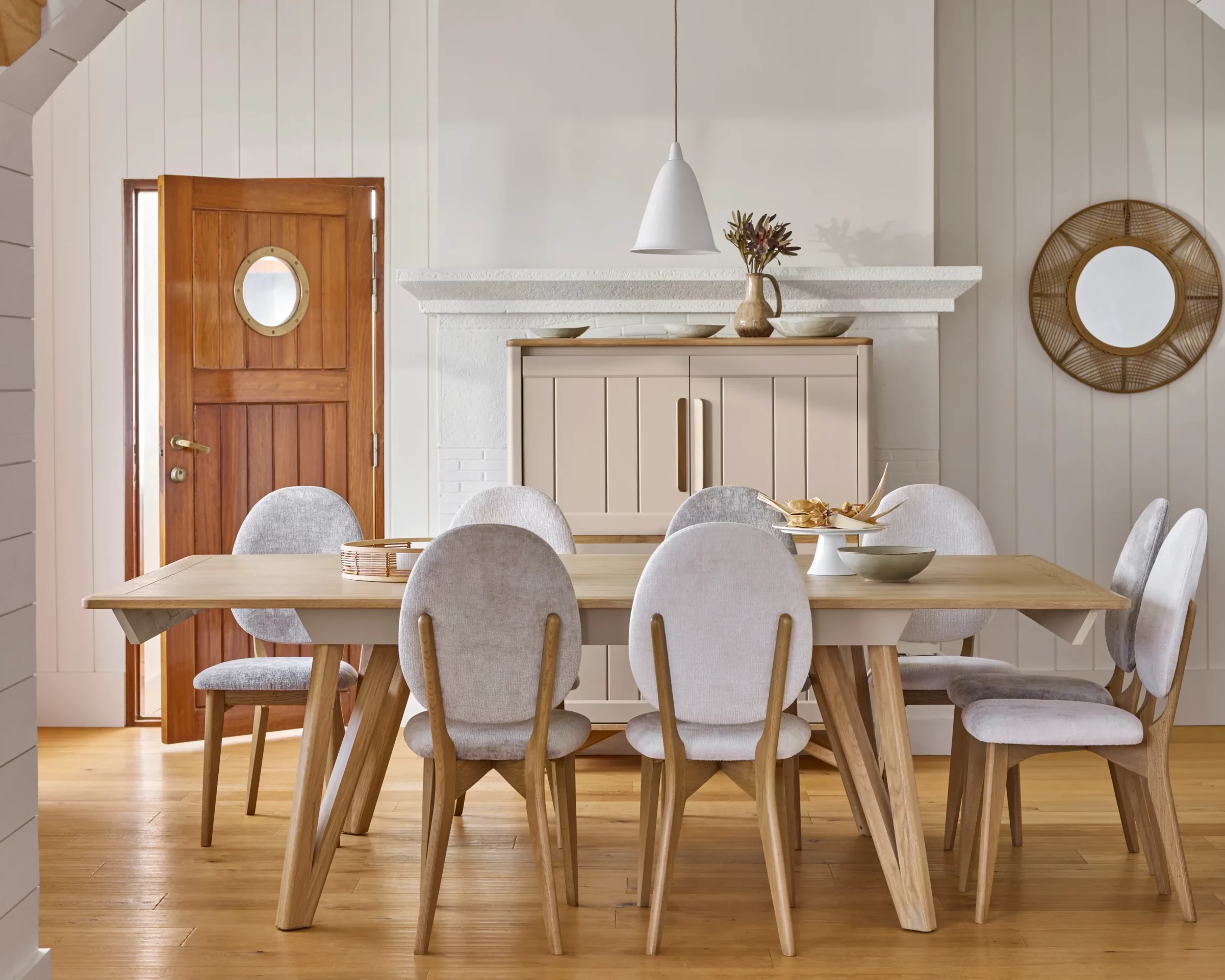 table en bois sur parquet bois