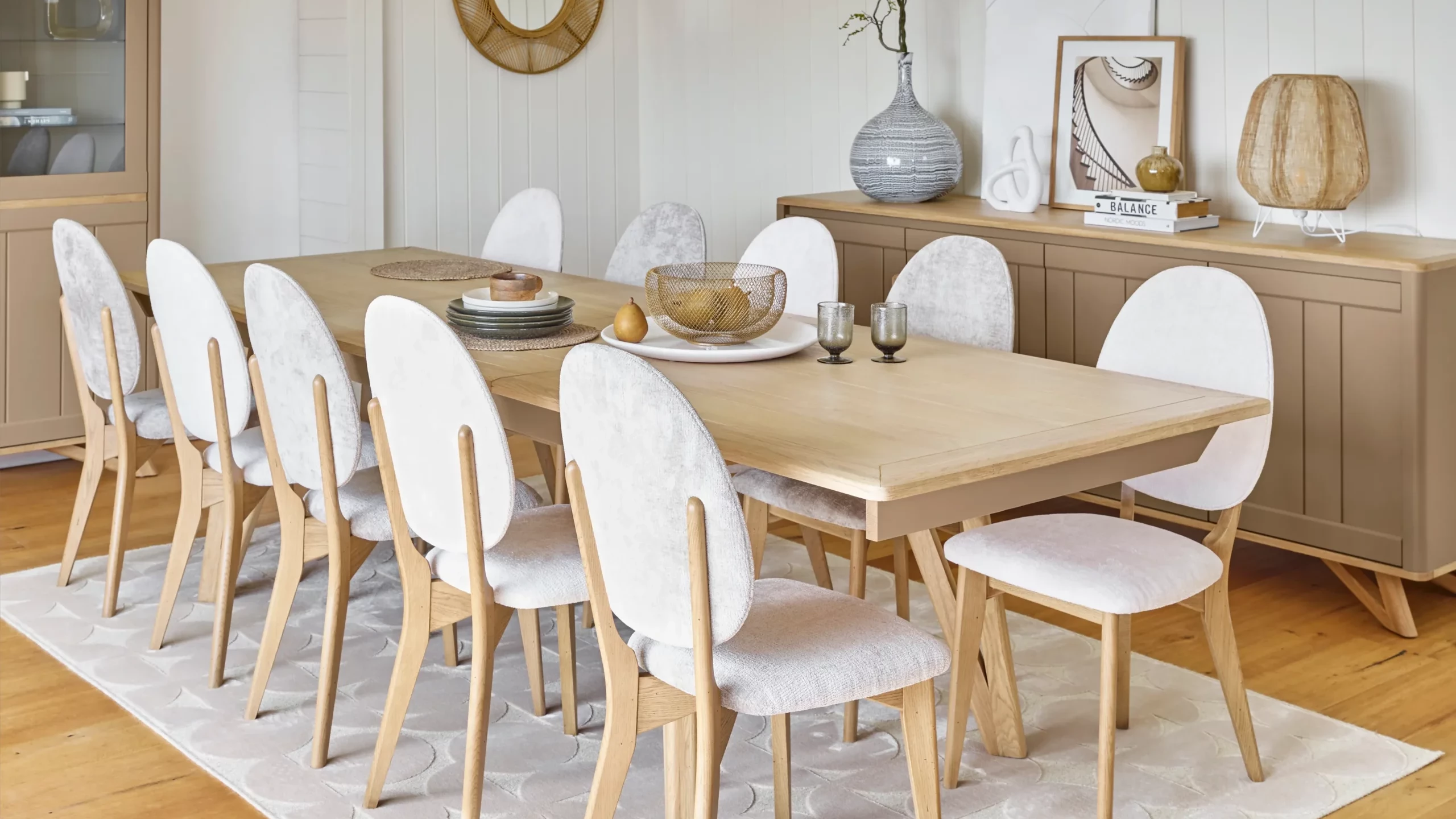 salle a manger avec 10 chaises autour d'une table