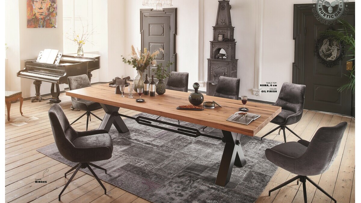 Chaise grise autour d'une table en bois pied metal sur un tapis gris avec des meubles gris et un piano