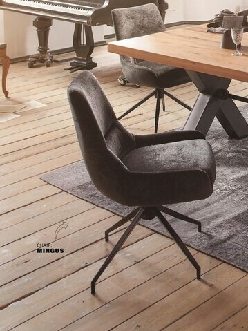 chaise velours gris anthracite 4 pieds pivotante sur parquet sur tapis gris table bois et metal avec piano