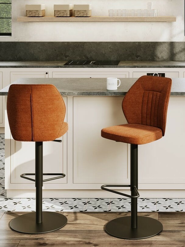 tabouret de bar devant ilot de cuisine blanc