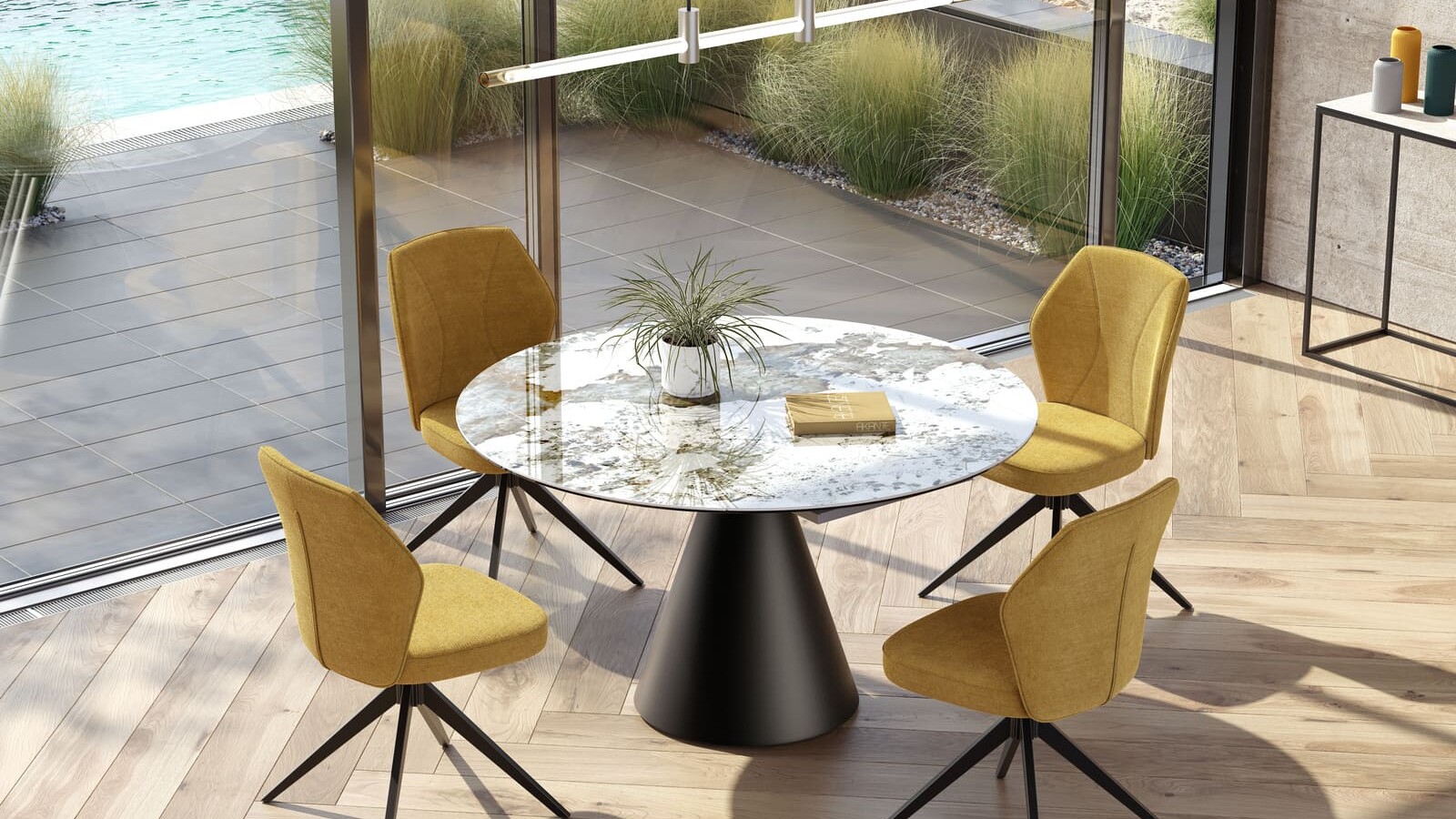 Chaise jaune semi pivotante sur parquet clair à coté d'une terrasse avec piscine et une plante verte