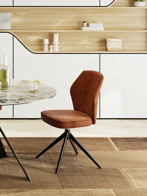 Chaise sur tapis camel devant blibliothèque blanche et bois et autour d'une table marbrée