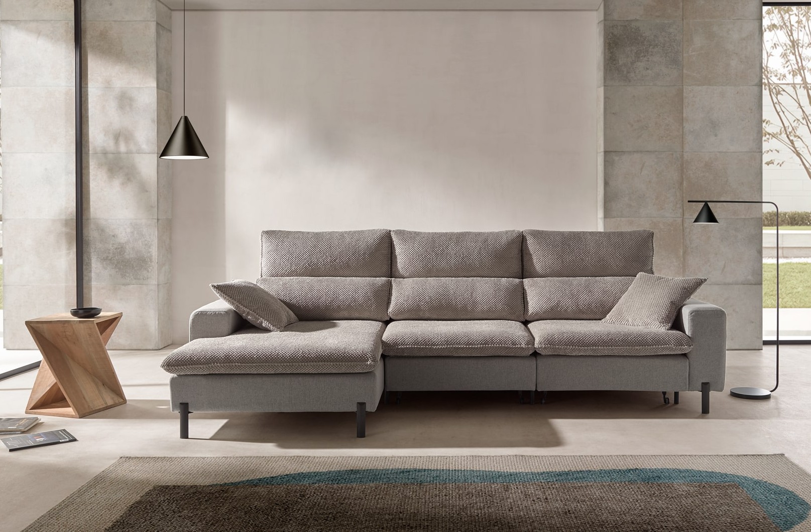 Canapé avec meridienne gris avec table basse en bois et lampe en triangle
