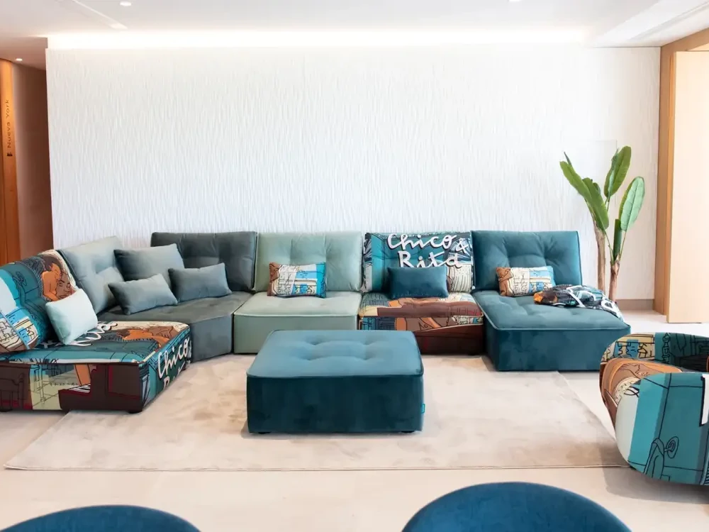 canapé moelleux bleu avec deco