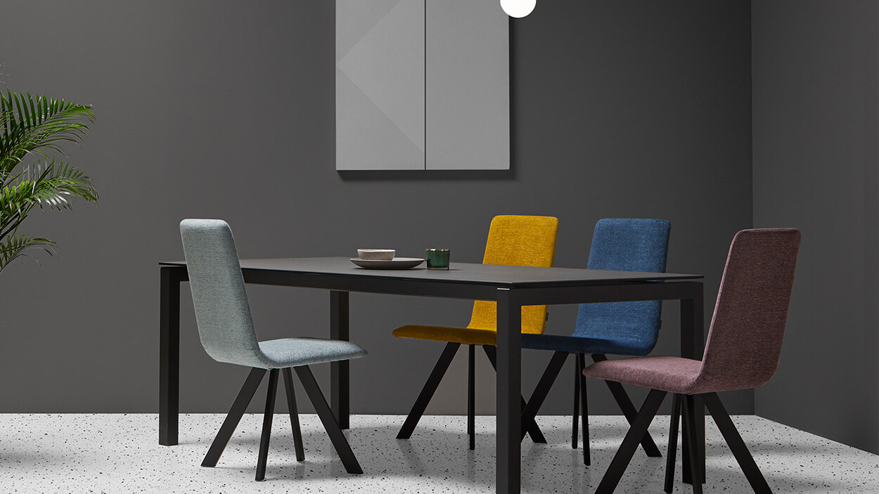4 coloris de chaises, vert, jaune, bleu, rouge