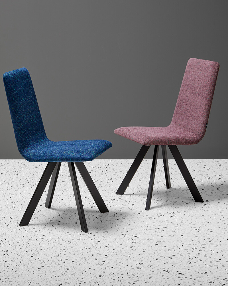 2 chaises une bleue et une rouge