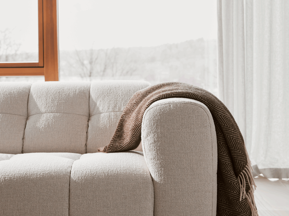 accoudoir large, avec plaide marron
