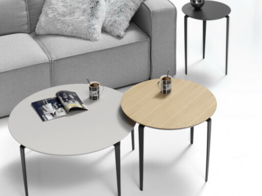tables basses, bois, laqué ronde sur 4 pieds devant un canapé gris
